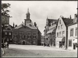 Vlaardingen, Niederlande. Rathaus. Straßenbild