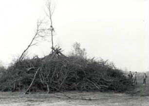 Hexenbrennen in Binnewitz : Gesellschaftliche Volkskultur - Frühling. Ort: Bónjecy / Binnewitz. Hexenbrennen