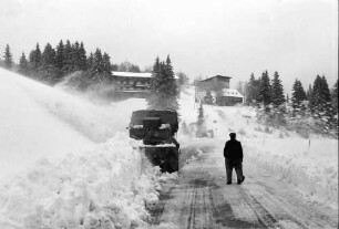 Feldberg: Schneefräse auf der Feldbergstraße