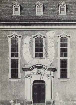 Dresden, Loschwitzer Kirche, Portal mit Sonnenuhr
