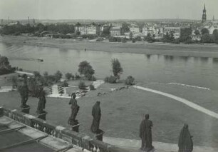 Dresden. Blick von der Oper über die Elbe auf das Neustädter Elbufer mit dem Japanischen Palais