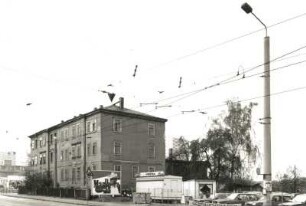 Dresden-Naußlitz. Wohnhaus, Kesselsdorfer Straße 106/104, um 1870/80. Straßenansicht mitz Freifläche (Imbißstand)