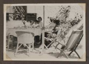 Gerty von Hofmannsthal mit Enkeln auf der Terrasse von Schloss Prielau in Zell am See 1934