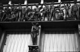 Laibach, Ljubljana: figurenfreudiges Hauptportal des Slowenischen Parlaments, Fries