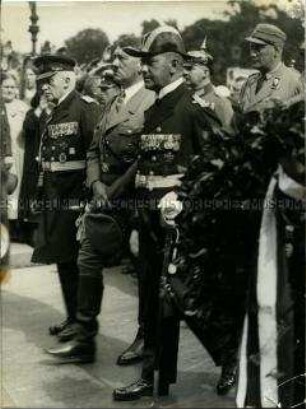 Erich Raeder und Adolf Hitler bei einer Veranstaltung