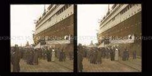 Passagiere gehen an Bord des Imperators, Cuxhaven