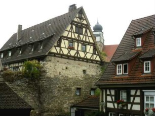 Stadtbild-Ansicht im Südsüdosten über Feldseite-Stadtmauer über Feldseite-erhaltene Steinbrüstung und darauf aufgebautem Haus (ab 1820) in Übersicht