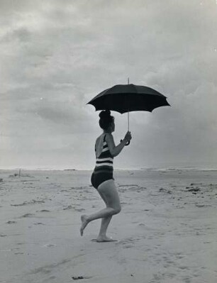 Dänemark. Hex mit Regenschirm am Strand von Jütland. Gleich wird es noch nasser - es regnet