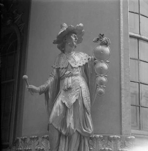 Heymüller, Gottlieb: Schellenspieler. Sandstein, vergoldet. 1755/1756. Detail: Kniestück. Potsdam: Park Sanssouci, Chinesisches Teehaus