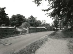 Wachau. Ehemalige Schloßgärtnerei, Hauptstraße. Klinkermauer als Einfriedung