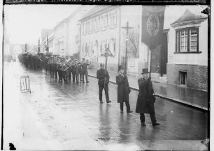 Begräbnis Hermann Ott; Trauerzug in der Antonstraße in Sigmaringen, Musikkapelle 2. mit Zylinder: Bannmüller