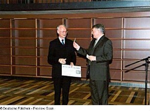 Bauübergabefeier. Prof. Jürgen Hering übergibt Prof. Hans Joachim Meyer symbolisch einen Benutzerausweis