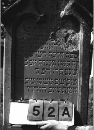 Grabstein 52 (Index: 99787030) Zustand: leicht verwittert Maße HxBxT: 172x53x18 cm: Grabstein 52A