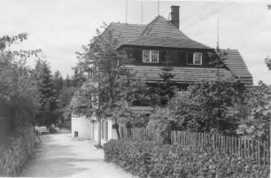 Bärenfels (Altenberg-Bärenfels), Hubertusweg 1 g. Spitzbergbaude (Erholungsheim der Bäckerinnung Dresden). Seitenansicht