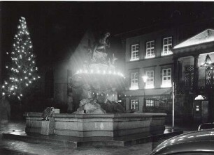 Marktplatz und Rathaus. mit Beleuchtung, Weihnachten, Lichterkette, Tannenbaum, Donopbrunnen. Hochformat, Querformat. Detmold