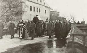 Festung Königstein: Trauerzug von Kriegsgefangenen anlässlich der Beerdigung eines russischen Generals : Königstein (Sächsische Schweiz). Festung Königstein. Trauerzug von Kriegsgefangenen anlässlich der Beerdigung eines russischen Generals