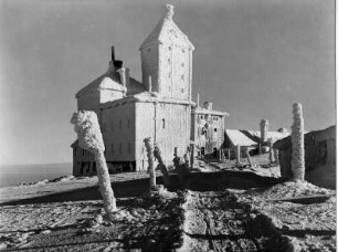 Riesengebirge. Mit Reif besetzte Schneegrubenbaude im Sudetenland (heute Sendestation)
