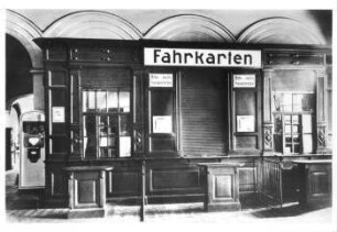 140 Jahre Bayerischer Bahnhof in Leipzig: der Fahrkartenschalter des Bahnhofs vor seinem Umbau im Jahre 1937