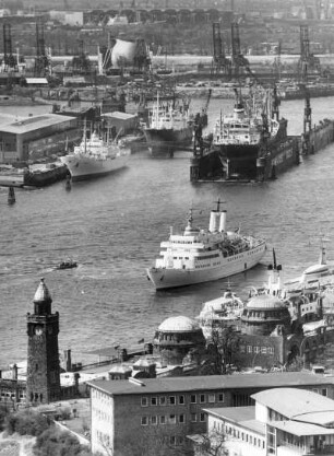 Hamburg. St. Pauli. Blick vom "Michel" auf die Landungsbrücken. Im Vordergrund ein einlaufendes Passagierschiff. Im Hintergrund das Werftgelände der Werft "Blohm & Voss"