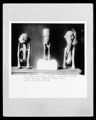 Drei hockende Figuren