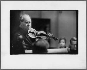 David Oistrach (1908 - 1974) während einer Konzertprobe