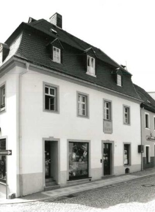 Schwarzenberg. Wohnhaus mit Laden (ehemals Alte Wache), Eibenstocker Straße 1 (1824). Straßenansicht