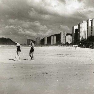 Guaruja, Brasilien. Atlantikküste, Strand gegen Hochhäuser