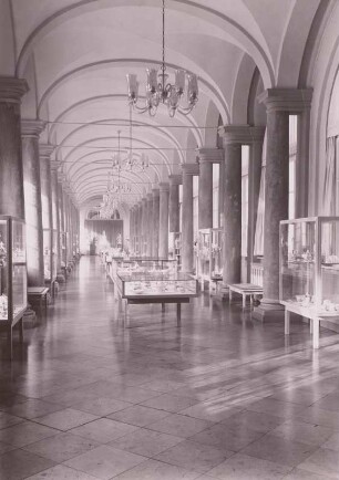 Zwinger, Innenaufnahme, Langgalerie mit Neuaufstellung der Porzellansammlung (Eröffnung am 23. 9. 1962)