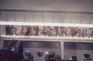 Blick auf einen Wandfries in einer Messelhalle (Maschinenbau) auf der Mustermesse in Leipzig (1954)