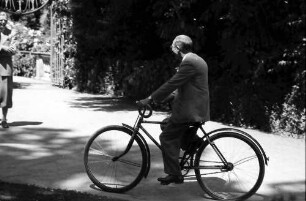 Insel Mainau: Aufnahmeapparat: Adolf Butenandt (angeschnitten), Henrik Dam auf Fahrrad