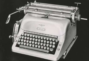 Schreibmaschine Standard Universal mit Randausgleichmaschine der Adlerwerke vorm. Heinrich Kleyer