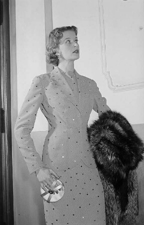 Modeaufnahmen, Frau im eleganten Kostüm und Pelz