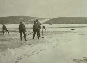 Galgenteich bei Altenberg : Das Eis wird vom Schnee befreit