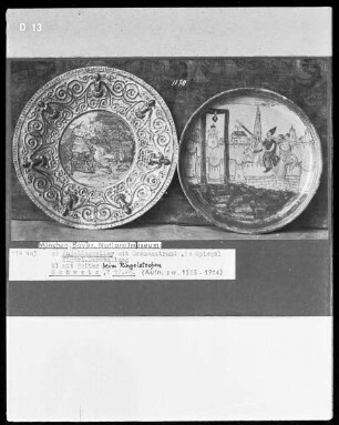 a) Teller mit Ornamentrand, im Spiegel eine figürliche Darstellung, b) Teller mit Reiter beim Ringelstechen