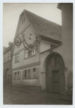Wohnhaus Mitteltorstraße, Marktheidenfeld: Ansicht, Straßenfassade mit Schild