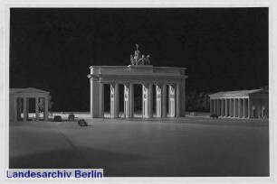 [Modellfotos zum Umbau des Brandenburger Tores mit freigelegtem Tor]