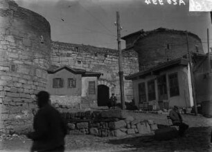 In Ankara : Blick auf Festungsmauern mit altem Bazar davor