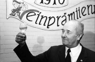 Freiburg: Weinbauinstitut; Präsident Klaus des Weinbauverbandes mit Weinglas