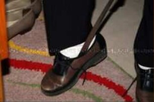 Uroma beim Anziehen der Schuhe (Prämiertes Foto Sonderthema: Ganz schön alt) (Altersgruppe S)