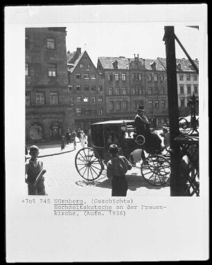 Nürnberg, Hochzeitskutsche an der Frauenkirche