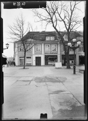 Potsdam, Otto-Nuschke-Straße (Lindenstraße) 16. Wohnhaus mit Läden (um 1736/1737). Straßenfront