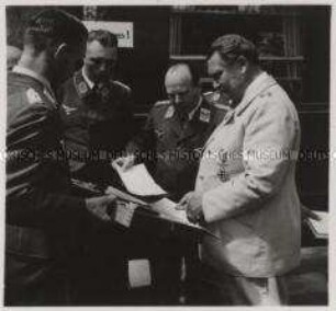Wehrmachtssoldaten, Reichsmarschall Hermann Wilhelm Göring, oberster Befehlshaber der Luftwaffe mit Generaloberst Ernst Udet