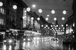 Freiburg: Kaiser-Joseph-Straße in Weihnachtsbeleuchtung, Blick vom Platz am Siegesdenkmal
