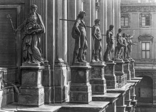 Allegorienzyklus — Allegorie mit Krone und Zepter