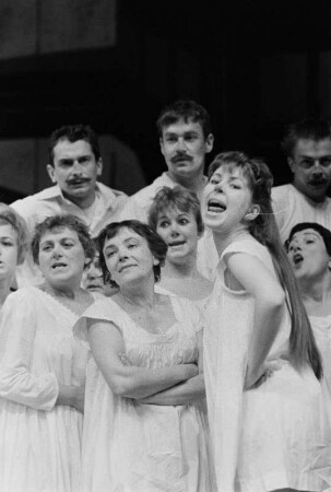 Szenenbilder aus der bayrischen Komödie "Astutuli" von Carl Orff. Mit Fred Düren als Gagler, Steffi Freund als Fundula, Carola Braunbock, Fritz Links, Georg Peter-Pilz u. a. Deutsches Theater Berlin, November 1958
