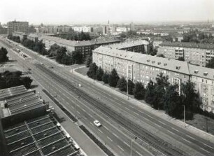 Dresden-Altstadt. Blick aus dem Wohnhochhaus, Grunaer Straße 24, über die Grunaer Straße mit Wohnblocks nach Nordwesten