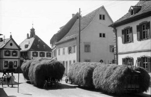 Riegel: Hauptstraße mit Heuwagen, Blick zum Rathaus