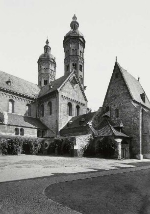 Naumburg, Dom : Naumburg. Dom St. Peter und Paul. Blick über den Domhof auf das Querhaus mit Ost-Türmen und Dreikönigskapelle