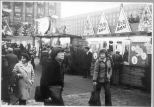 Dresden, Altmarkt. Striezelmarkt. Besucher vor Textilständen