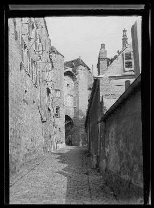 Gasse und Gassentor in Laon (Dep. Aisne, Frankreich)